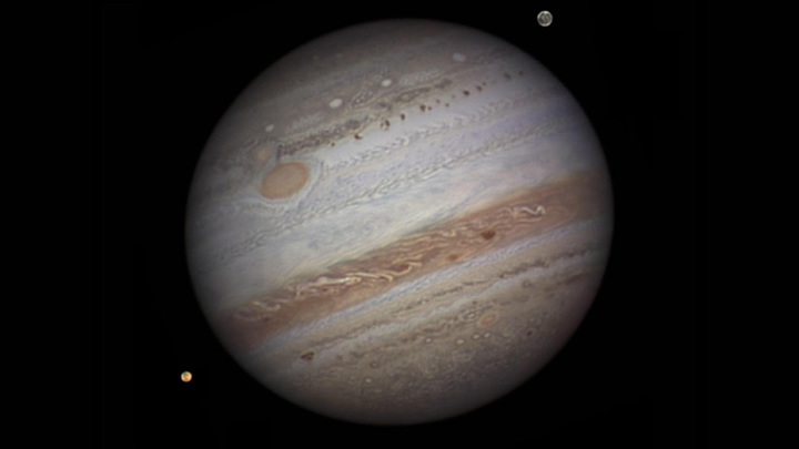 Снимок Юпитера от 12 сентября 2010 года. На нём видны два спутника газового гиганта: Ио и Ганимед.