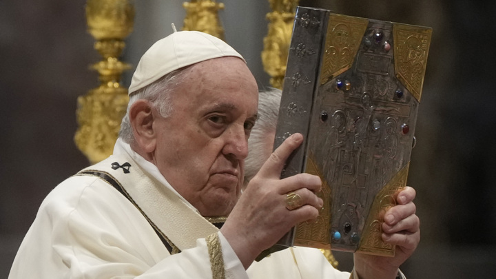 Папа Римский Франциск омыл ноги 12 заключенным