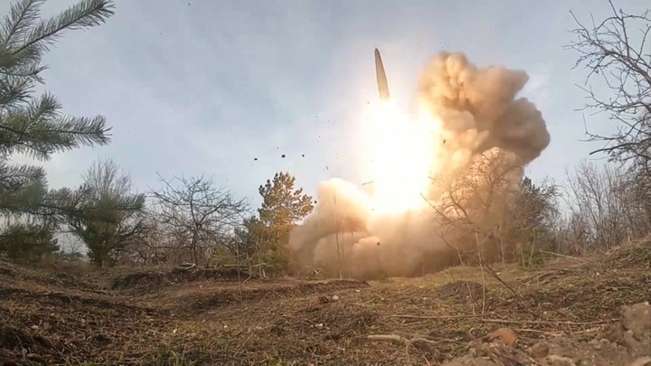 Ракетчики и артиллеристы уничтожили украинский С-300 и три "Смерча"