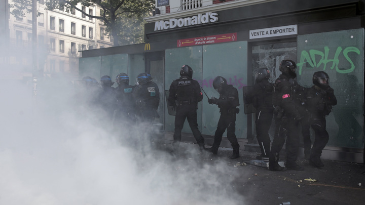 Первомайскую демонстрацию в Париже разогнали слезоточивым газом