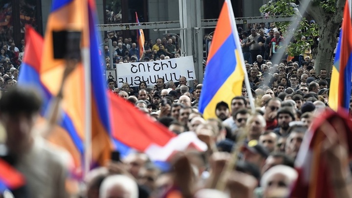 У зданий МИДа и парламента Армении идут стычки оппозиции и силовиков