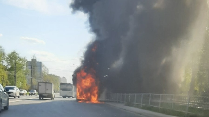 В Самаре загорелся автобус с 25 пассажирами в салоне