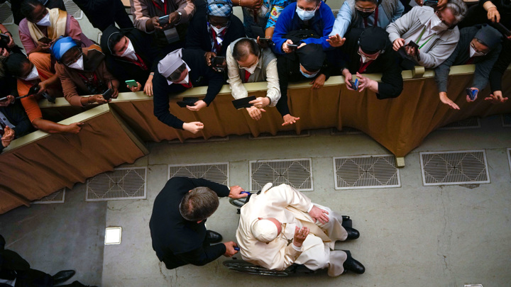 Папу Франциска привезли к монахиням в кресле-каталке
