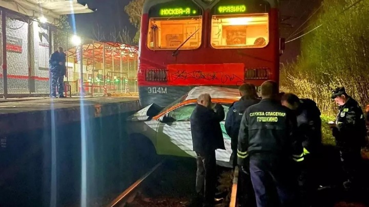 Электричка протаранила автомобиль каршеринга в Подмосковье