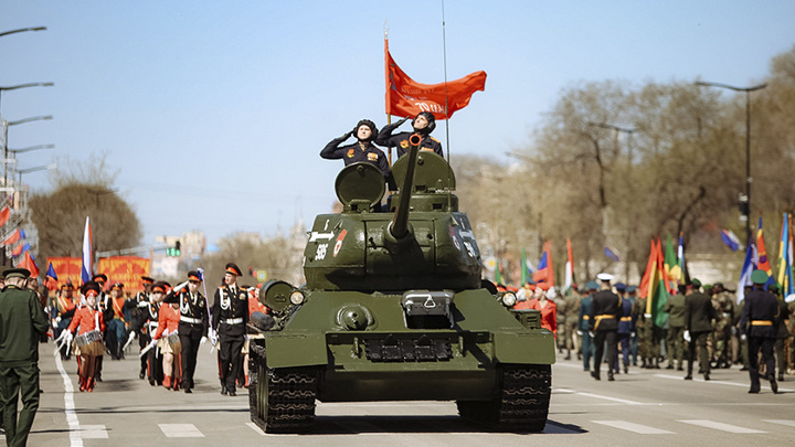 Т-34 "Боевая подруга" открыл торжественное шествие в Благовещенске
