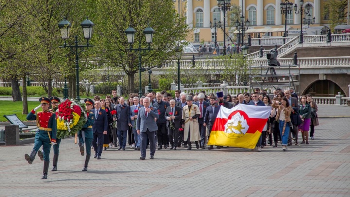 Делегация Северной Осетии почтила память погибших в Великой Отечественной войне в Александровском саду