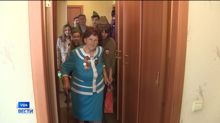 Сотрудники ЦОБ, коммунальщики и школьники сделали сюрприз ветерану ВОВ в Уфе