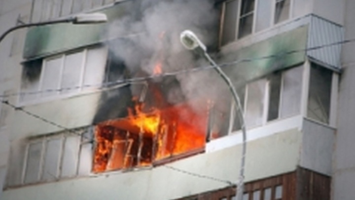 В многоэтажке Краснодара сгорела квартира