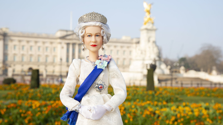 Кукол с лицом королевы Елизаветы II раскупили за секунды