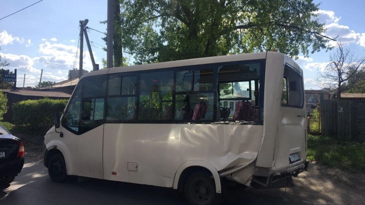 В массовом ДТП с маршруткой в Омске пострадали пять человек
