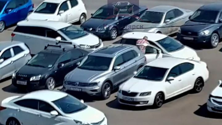 Автомобилист избил женщину-водителя на парковке в Красноярске
