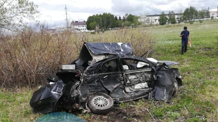 В Башкирии в лобовом столкновении с фурой погиб водитель легковушки