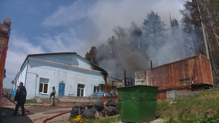 Производственное помещение двух предприятий по розливу воды горело в Листвянке