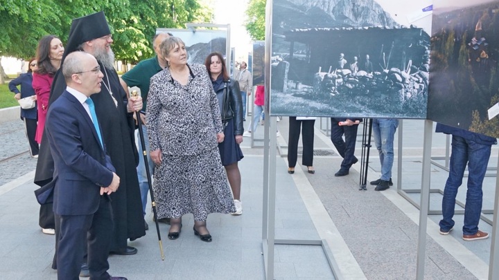 Во Владикавказе открылась передвижная фотовыставка "Святыни Алании"