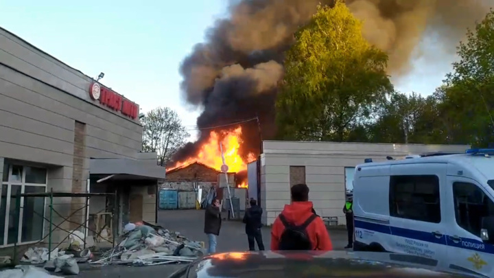 Крупный пожар тушат в Василеостровском районе Петербурга