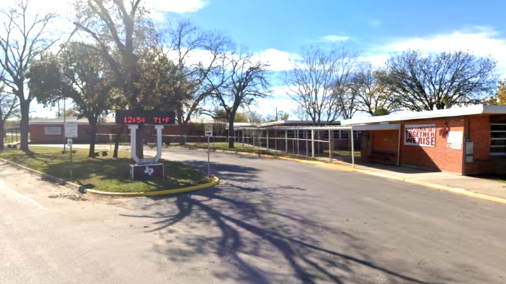 В Техасе вооруженный преступник забаррикадировался в здании школы
