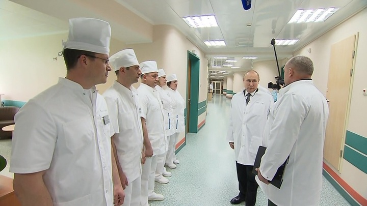 Путин навестил в госпитале военных, раненых в ходе спецоперации на Украине