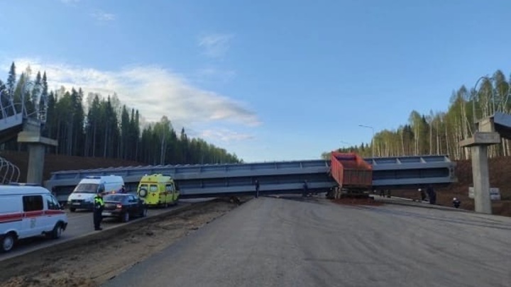 КамАЗ снес пешеходный мост на трассе под Пермью