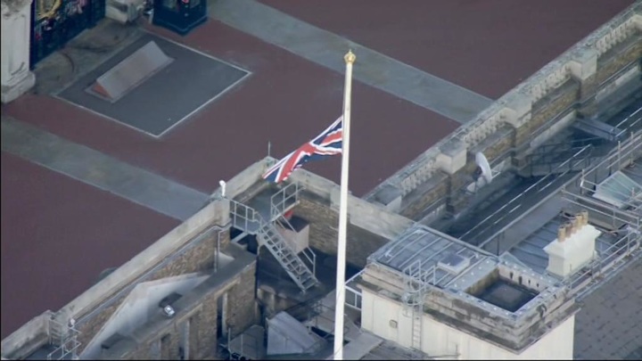 В лондоне приспустили флаги. Приспущенный флаг. Американские военные базы. Минобороны Британии. Штандарт королевы Великобритании.