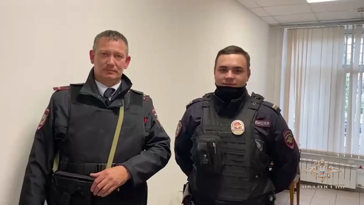 Полицейские показали подробности спасения грудного ребенка в Москве