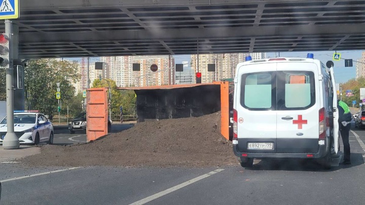 Самосвал засыпал землей дорогу на юго-западе Москвы