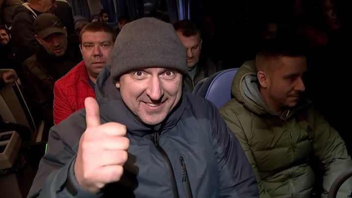 На Чкаловском аэродроме встретили освобожденных из украинского плена