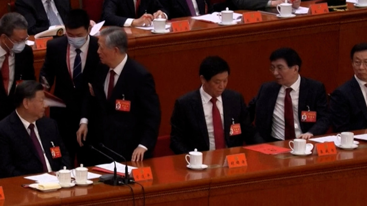 Ху Цзиньтао вывели со съезда под руки