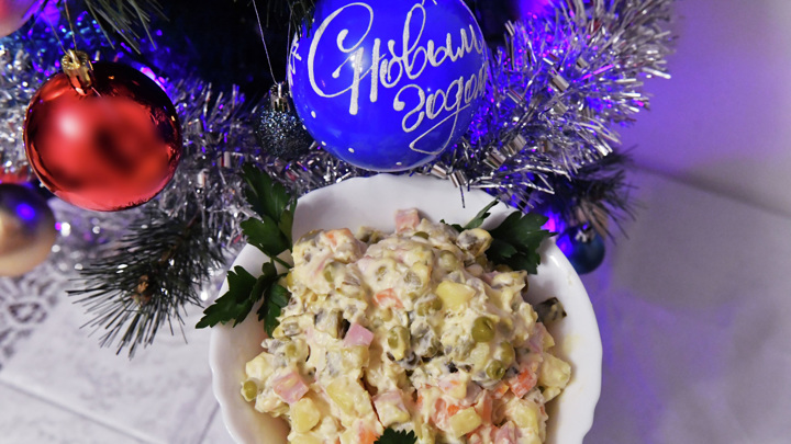 Мэр Днепропетровска предложил отказаться от "Оливье" и "Шубы"