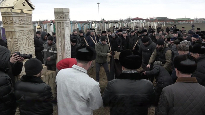 Хасбулатов хасбулат удалой. Похороны Хасбулатова в Чечне. В Чечне простились с Русланом Хасбулатовым. Чеченский криминал.