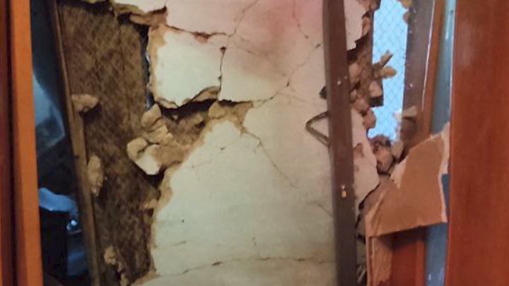 Следователи проводят проверку по факту обрушения потолка в жилом доме в Борзе