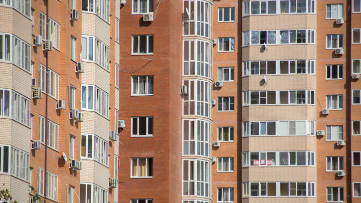 Кому грозит штраф за остекление балконов уже этим летом?
